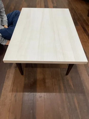 Mesa centro com pés palito mais 2 puffs.