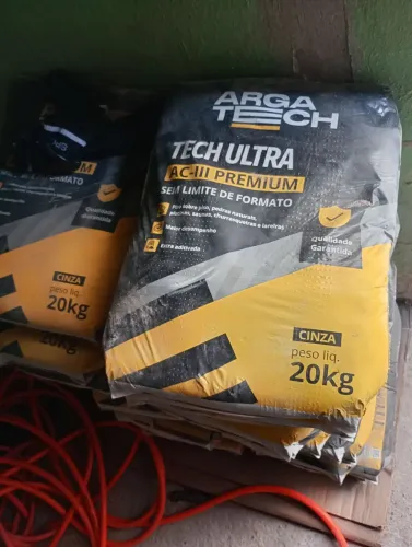 Argamassa C 3 , 10 sacos R$ 200