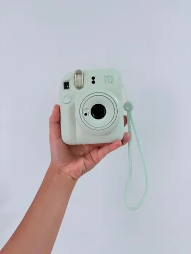 Câmera Instantânea Instax Mini 12 Fujifilm Verde Menta + Capinha Tiracolo