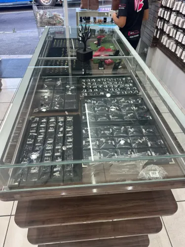 Expositor de anéis bolsas e acessórios