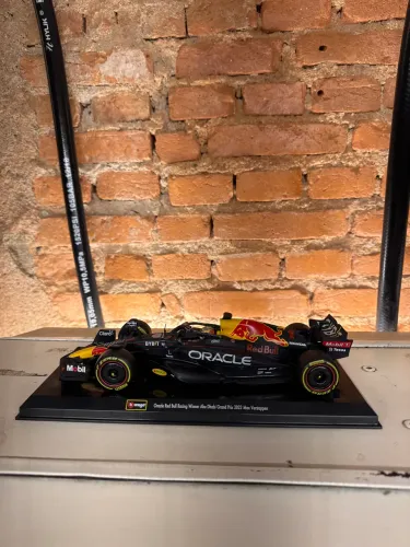 Miniatura Formula 1 1/24 Max Verstappen 2022 World Champion Abu Dhabi