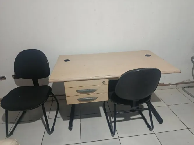 Vendo mesa de escritório e duas cadeiras ótimo estado fazenda rio grande entrego no local