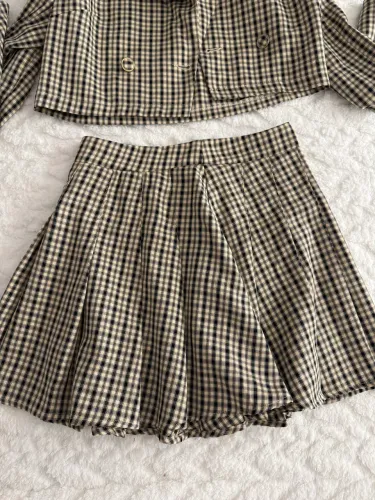 Conjunto composto por jaqueta cropped e saia