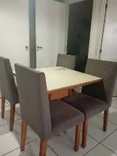 Mesa de 4 cadeiras