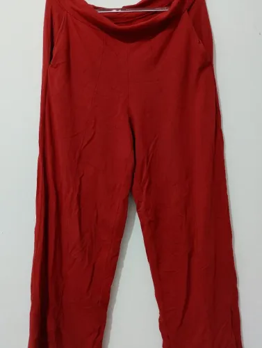Pantalón rojo ancho con cuello cowl en la cintura<br>
