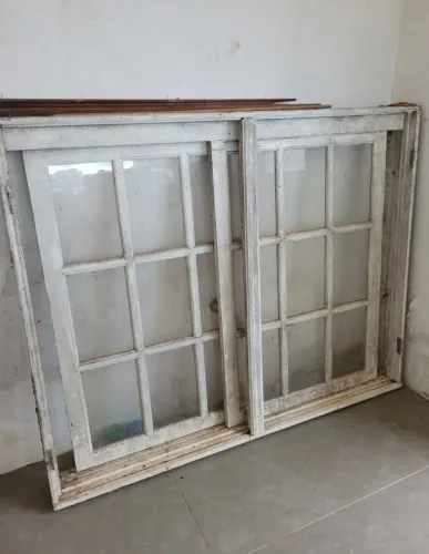 Vendo janela madeira angelim com veneziana