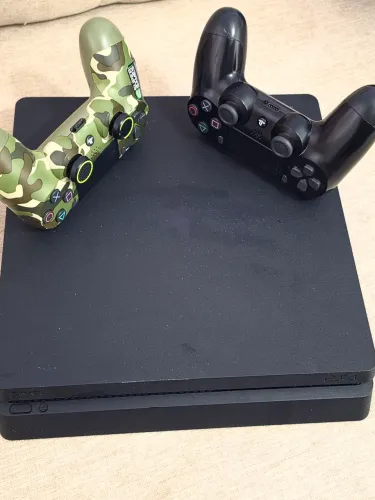 PlayStation 4 - Slim ( 1TB ) 02 controles originais - Avalio trocas com volta minha