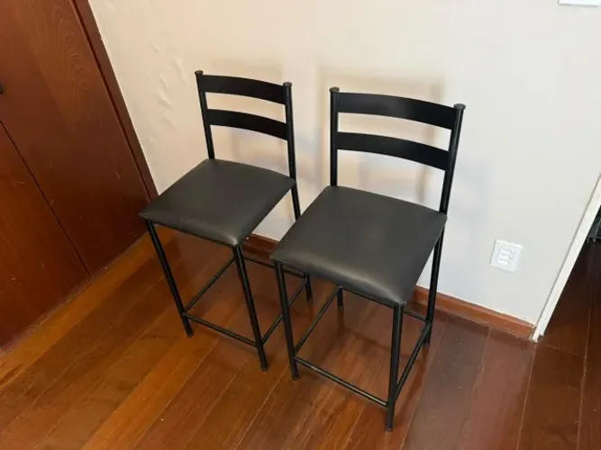 2 Banquetas Altas Bistro Pretas (90cm) - Par Seminovo Estofadas com Encosto