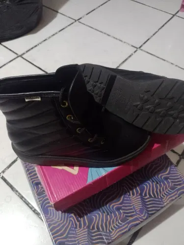 Bota de couro número 32