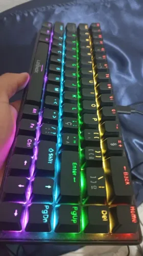 Teclado gamer RGB 68 teclas