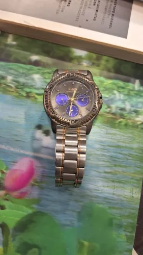 relógio Elgin modelo FS701 com bezel giratório e pulseira de aço