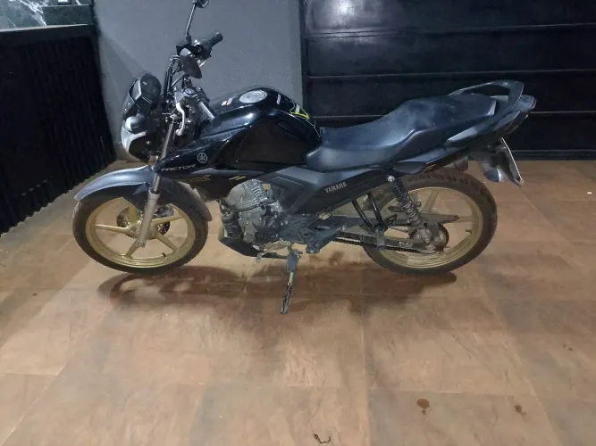 Vende-se factor dx 2025 com somente 7 mil km rodados