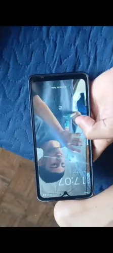 Celular Motorola g04s está só com um lado da tela quebrada fora isso está zero
