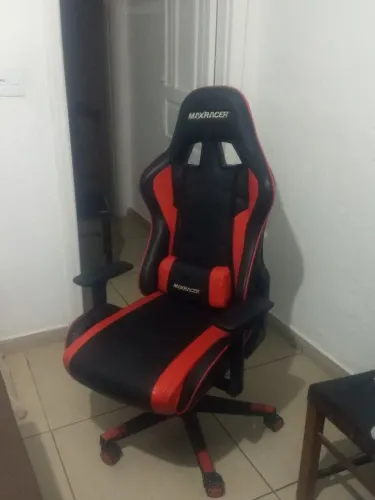 Cadeira Gamer MaxRacer preta e vermelha, com pequenas avariações.