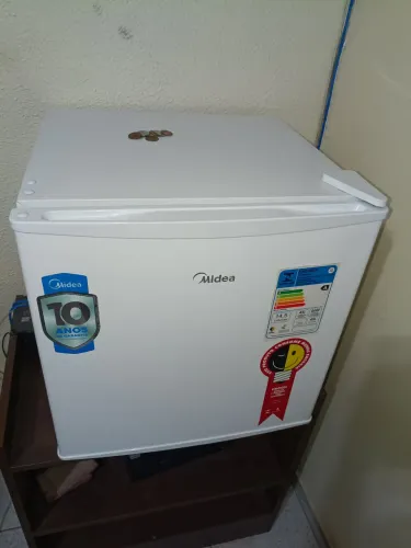 Frigobar Midea seminovo