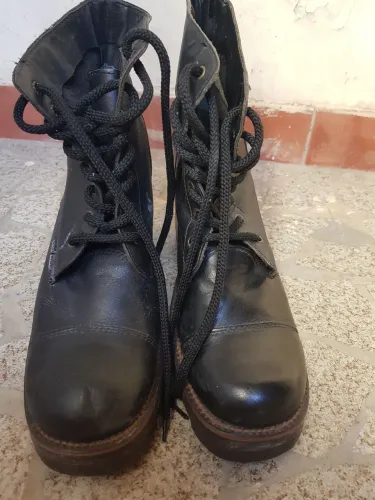 Botas de couro cano curto. Perfeito estado,solado novo.Pouco uso.