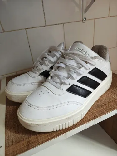 Tênis Adidas original em ótimo estado de conservação 