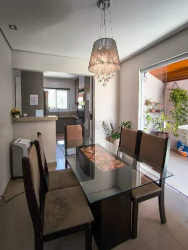 Ótima Casa á Venda em Condomínio