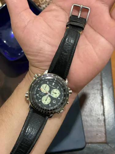 Citizen Promaster, um modelo de quartzo com cronógrafo e pulseira de couro