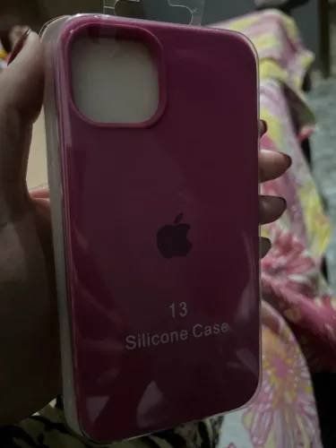 Capinha de silicone com veludo rosa iPhone 13