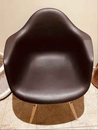 04 cadeira Eames, com braço, preta
