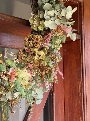 Guirlanda artesanal de folhas e flores secas