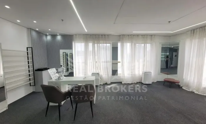 Sala para locação com 55m² de área útil com copa em Alphaville