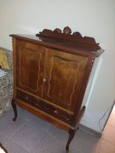 Cristaleira / Bar Antigo de Madeira Maciça Estilo Chipandelle com Espelho