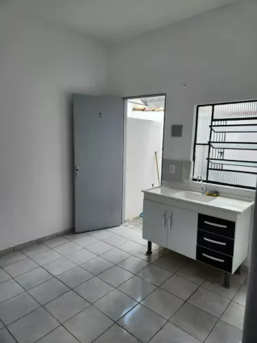 Casa com 1 Quarto(s) e 1 banheiro(s) para Alugar, 30 m² por R$ 850 / Mês