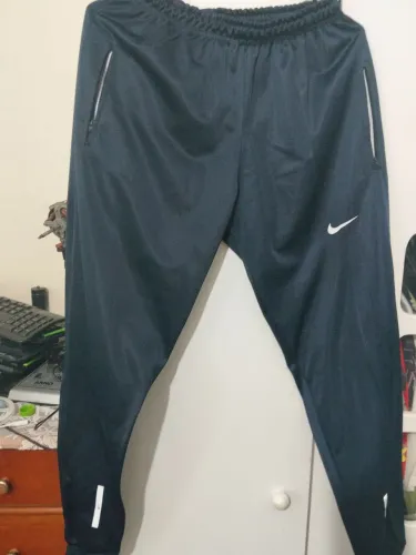 Uma calça tamanho G bolso com fechecler