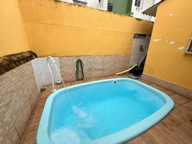 Casa Térrea Geminada com Churrasqueira e Piscina no Forte!