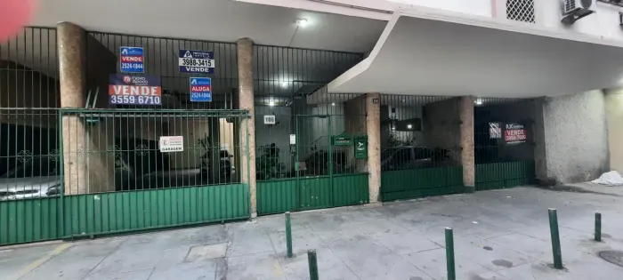 Kitnet reformada com 21m², cozinha americana com armários.