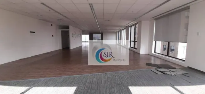 Conjunto Comercial de 366m² com 12 vagas de garagem!