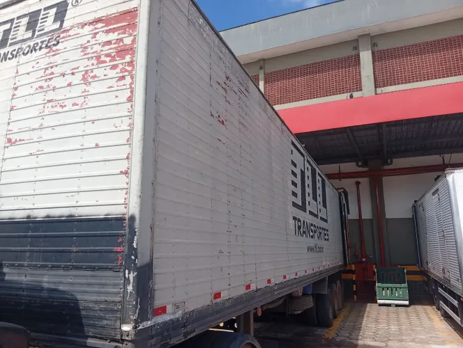 Vende ou troca carreta baú 