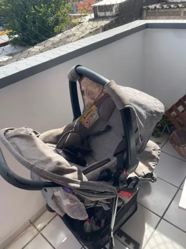 Carrinho de bebê com bebê conforto