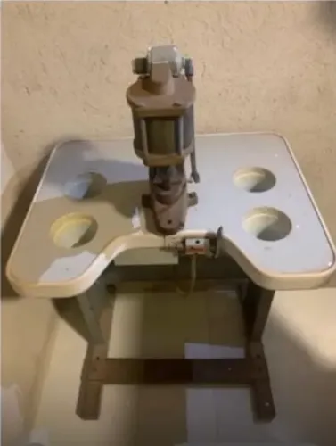 Máquina de pregar ilhóis