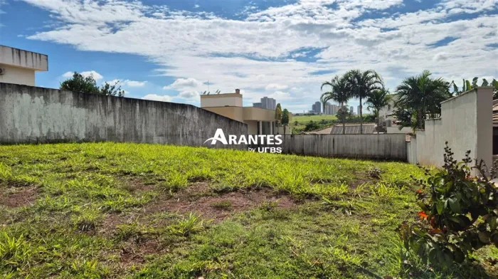 Terreno em condomínio com 455,61m² à venda no Jardins Gênova