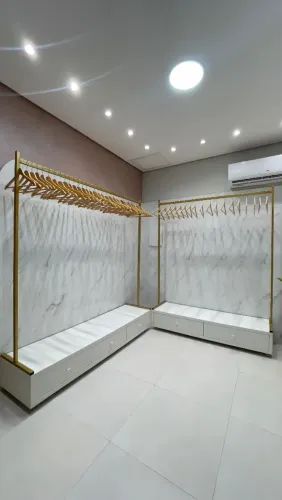 Vendo araras com móvel em MDF para lojas de roupas