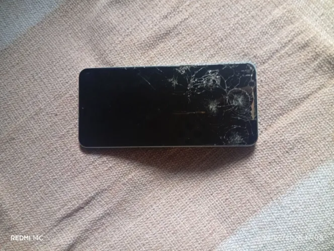 Celular realme usado com a tela quebrada mas tudo funcionando