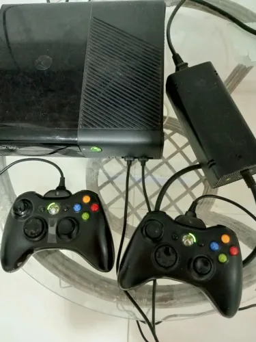 Xbox 360 desbloqueado com 2 controles 