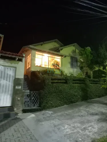 Excelente casa á venda no Centro de Poços de Caldas MG.