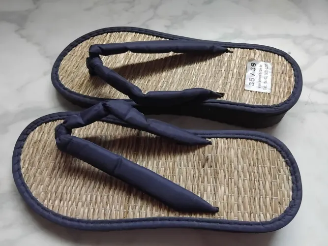 Chinelo de praia.n. 35, Sola grossa, com fundo de palha. Nunca usada.
