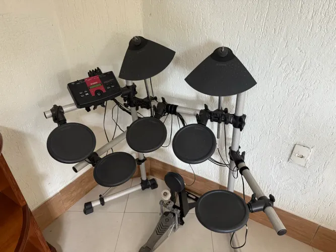 Vendo bateria eletrônica YAMAHA modelo DTXPLORER com fonte e pedal 