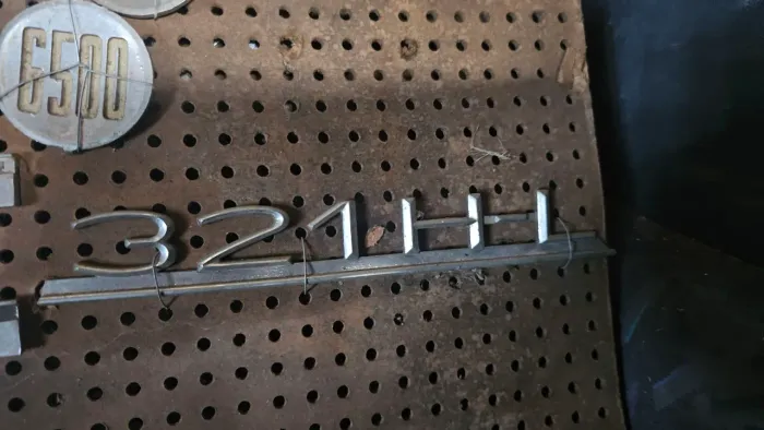 Caminhao mercedes benz LP321 emblema original usado