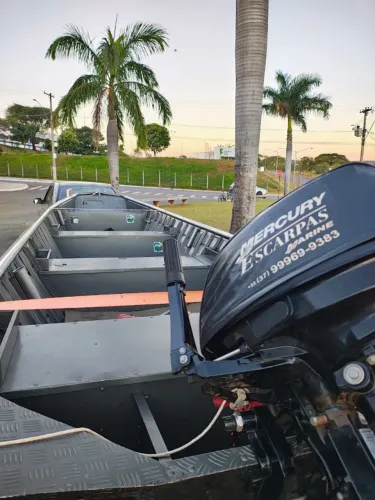Conjunto completo(canoa, carreta e motor)