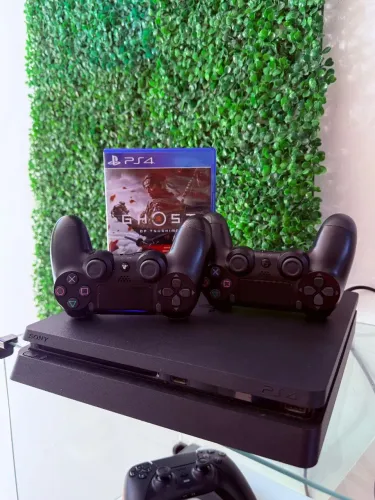 PS4 slim 1 TB HD de memória+2 controles