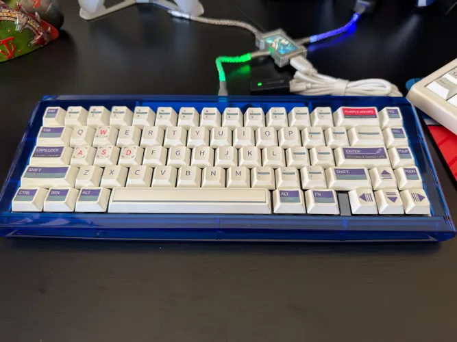 Teclado glitter semi novo marcas de uso. 