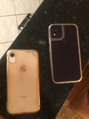 Vende-se ou troca dois iPhone XR um 64 gb outro 256