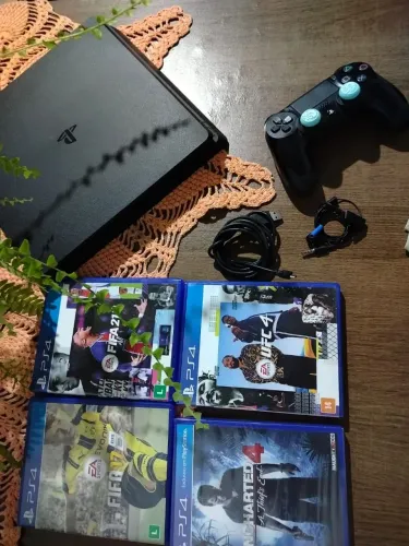 Vendo PlayStation 4 com controle, fone originais e caixa