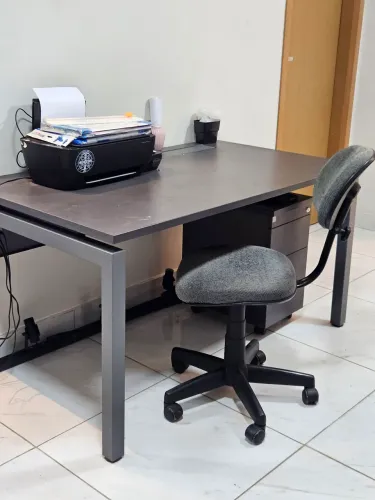 Mesa escritório com gaveteiro, cadeira e fiação imbutida